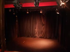 Né en juillet 2016, La Croisée des Chemins est un petit théâtre intimi