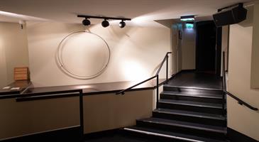 L'entrée se trouve juste à coté du hall principal du Théâtre Libre, el