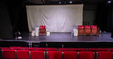 L'entrée se trouve juste à coté du hall principal du Théâtre Libre, el