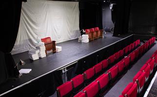 L'entrée se trouve juste à coté du hall principal du Théâtre Libre, el