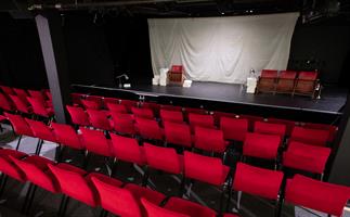 L'entrée se trouve juste à coté du hall principal du Théâtre Libre, el