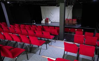 L'entrée se trouve juste à coté du hall principal du Théâtre Libre, el