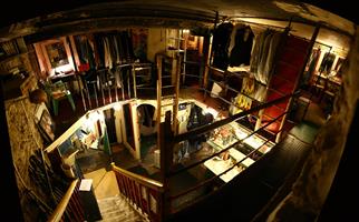 HistoriqueC'est une salle de spectacles cachée au fond d'une grand