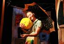 Le grand Voyage de Madame Lune : comédienne avec parapluie