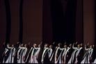 Le Corps de Ballet de l'Opéra national de Paris dans Signes
