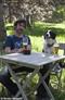 Thomas VDB boit une bière avec son chien