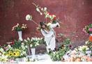 Actrice :  Marina Hands debout et en colère jette des fleurs