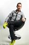 Yohann Métay : portrait assis avec chaussures de sport jaune