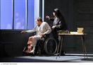 Francis Lombrail en fauteuil roulant et Myriam Boyer devant la fenêtre