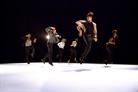 Sept danseurs et danseuses de la Compagnie Dyptik expriment la course sociale effrénée au « toujours plus », la dérive de la norme commune.