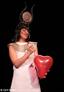 Femme avec un ballon en forme de coeur