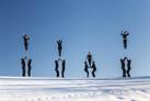 Des acrobates dans la neige