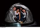 Quatre jeunes garçons sous une tente