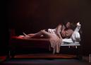 Une histoire d''amour : deux comédiennes s''embrassent sur un lit