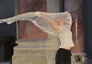 Une femme danse avec un voile blanc