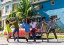 Soy de Cuba : la troupe dansant devant une voiture