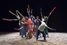 Groupe de danseurs avec bâtons de couleur
