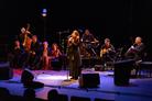 Agnès Jaoui offre, en compagnie de cinq chanteurs et sept musiciens, un concert intime et majestueux. 