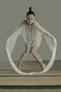 Une danseuse forme un cercle avec du tissu
