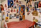Une chambre avec beaucoup de posters