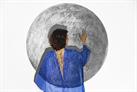 Une femme devant la lune