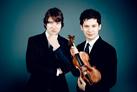 Maxim Emelyanychev et Aylen Pritchin et son violon 