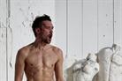 Sébastien Wojdan photo de scène torse nu statues et fond blanc comme la pièce