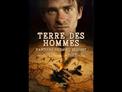 1926. Antoine de Saint-Exupéry s’écrase en avion dans le Sahara. Il fa
