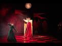 Ionesco défie Shakespeare dans cette mise en abîme du mythe. Les fidèl