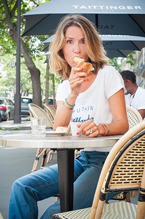 Julie Collas - Oh my God she's Parisian ! : Julie Collas dévore un croissant