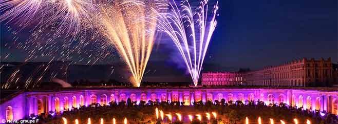À Versailles, feux d’artifice, flammes, vidéos, personnages lumineux et porteurs de feu célèbrent la figure historique de Marie-Antoinette. Avec la voix de Stéphane Bern !